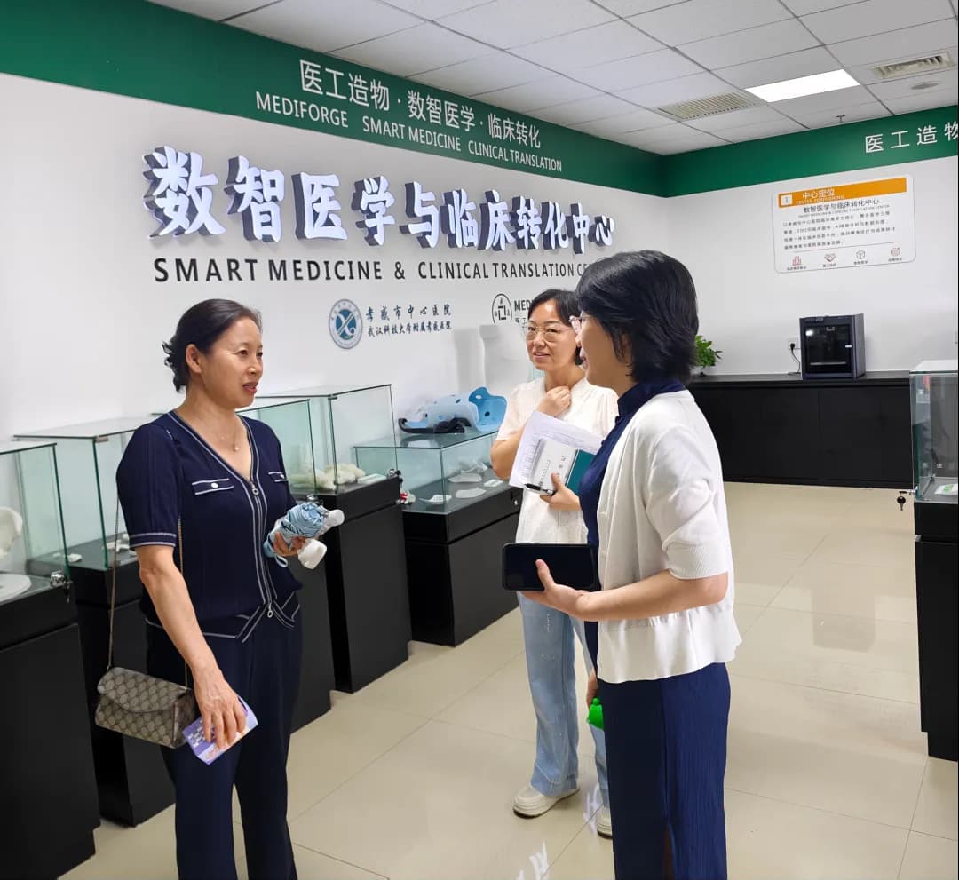 调研组听取中心工作介绍并交流建设建议